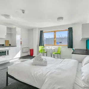 Apartment Bright & Studio In Luton, Sleeps 2, Luton (Bedfordshire)