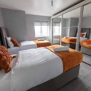 Apartment Contractor-ready House - Bright, Spacious, And Free Wifi Included!, Luton (Bedfordshire)